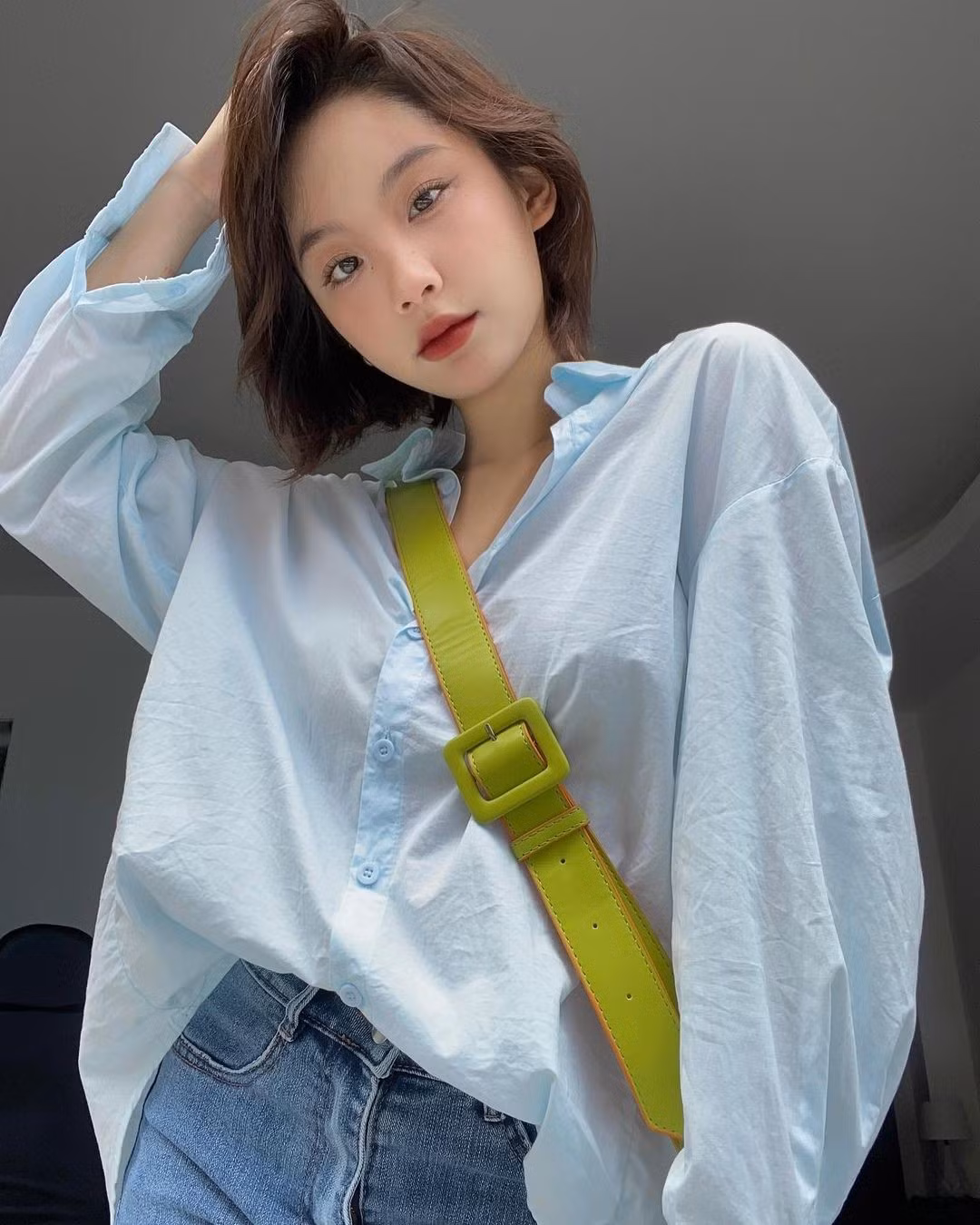 Đời thường, nữ diễn viên yêu thích lối ăn mặc không cầu kỳ, trẻ trung, năng động. Cô làm mới bản thân khi để tóc tém, lúc lại nối dài.