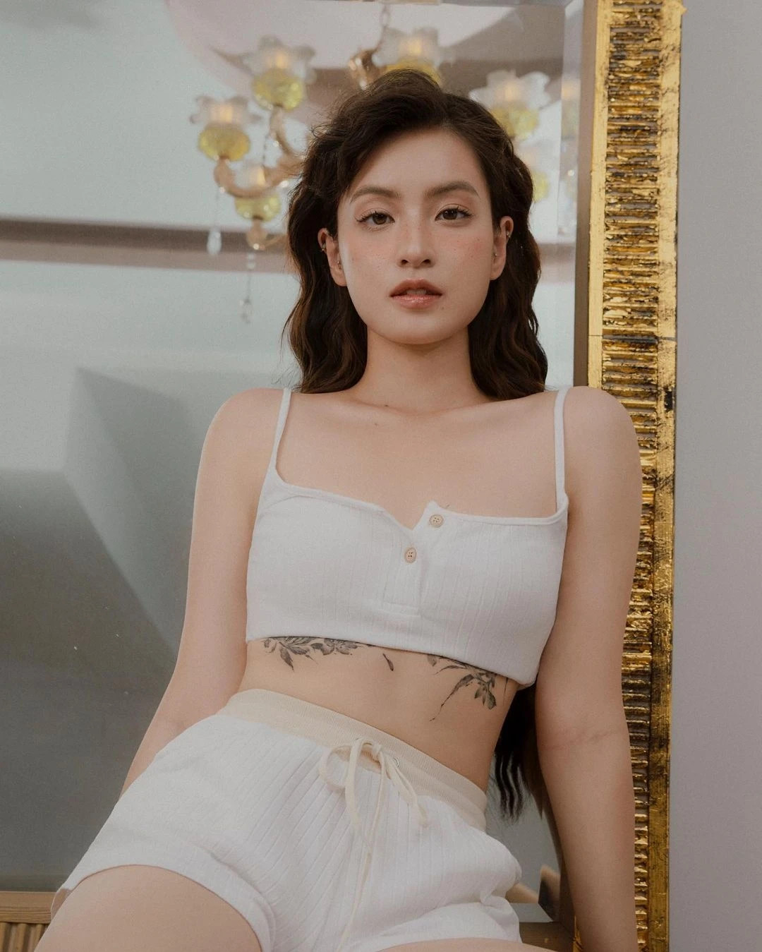 Nguyễn Lâm Thảo Tâm cũng gây bất ngờ khi khoe hình xăm nổi bật ở đường chân ngực trên trang cá nhân. Vị trí hình xăm tương đối kín đáo này thể hiện sự táo bạo, đột phá trong phong cách cá nhân của “nàng thơ” phim Mắt Biếc. Hình xăm cành hoa đặt trên đường chân ngực chỉ xuất hiện khi Thảo Tâm diện bikini, bra top, trở thành điểm nhấn trên cơ thể. Đây cũng là tác phẩm xăm hiếm hoi được tín đồ thời trang này khoe trên trang cá nhân. Ảnh: @mia.soya.