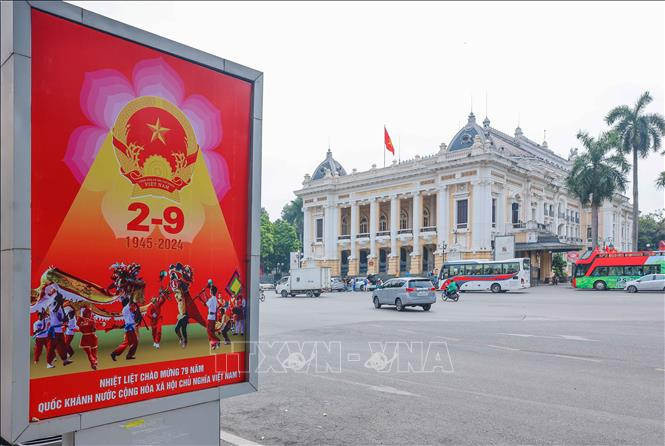 Pano chào mừng Quốc khánh được đặt tại Quảng trường Cách mạng tháng Tám.