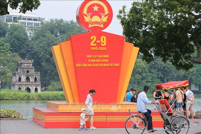 Chào mừng 79 năm Quốc khánh nước Cộng hoà xã hội chủ nghĩa Việt Nam tại khu vực hồ Hoàn Kiếm.