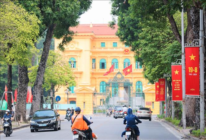 Băng rôn chào mừng Quốc khánh 2/9 trên phố Hoàng Văn Thụ.