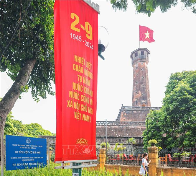 Băng rôn chào mừng ngày Quốc khánh 2/9 trên đường Điện Biên Phủ.