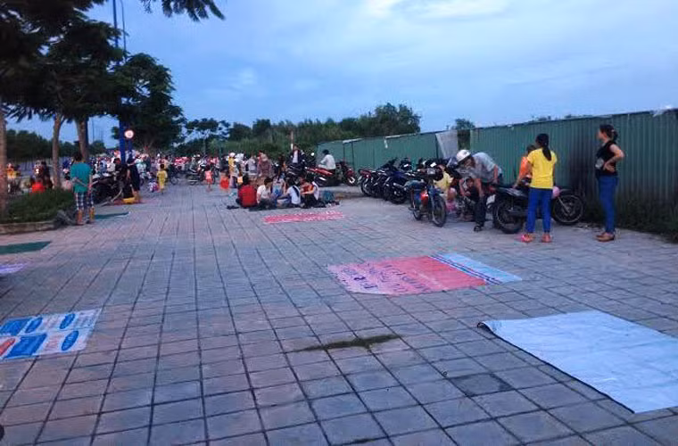 Nhiều người đã dùng chiếc bạt nylon dành vị trí tốt nhất cho người thân, bạn bè...xem pháo hoa.