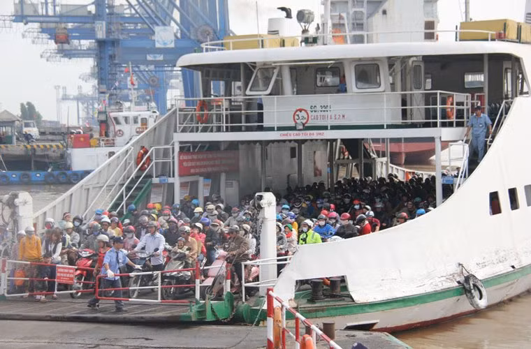 Bến phà Cát Lái từ Đồng Nai về lại TP HCM cũng đông kín xe máy nhưng đã không xảy ra ùn tắc do lượng xe ô tô, xe tải đã chọn hướng đi bằng đường cao tốc.