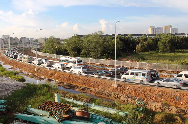 Đang chạy với tốc độ gần 100km/h, các loại xe đã phải gặp thảm cảnh kẹt xe do lượng phương tiện quá đông tại khu vực đường dẫn thuộc địa bàn quận 2, TP HCM.