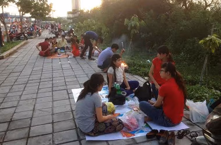 Phần đông giới trẻ đã đem theo thức ăn, hải sản...rồi nấu, nướng tổ chức tiệc nhậu ngay trên vỉa hè đại lộ...