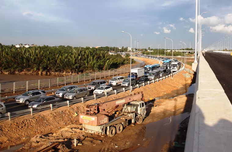 Dòng xe kéo dài đổ xuống đường nhánh vừa kết thúc tuyến cao tốc để về trung tâm thành phố...