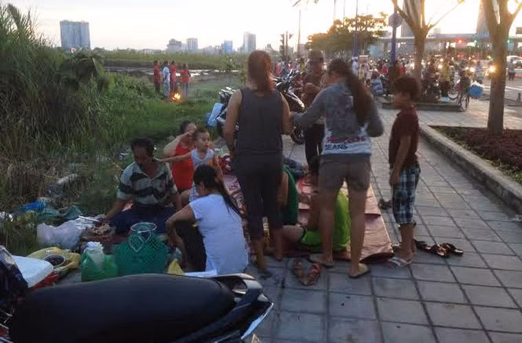 Nhiều nhóm đưa cả gia đình, con cái ra đại lộ tổ chức ăn uống chờ xem bắn pháo hoa mừng Quốc khánh.