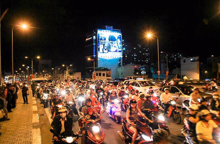 Tại khu vực các tuyến đường trung tâm gần hầm vượt sông Sài Gòn (nơi bắn pháo hoa), càng đến giờ bắn pháo hoa, dòng người càng kéo về nghẹt kín.