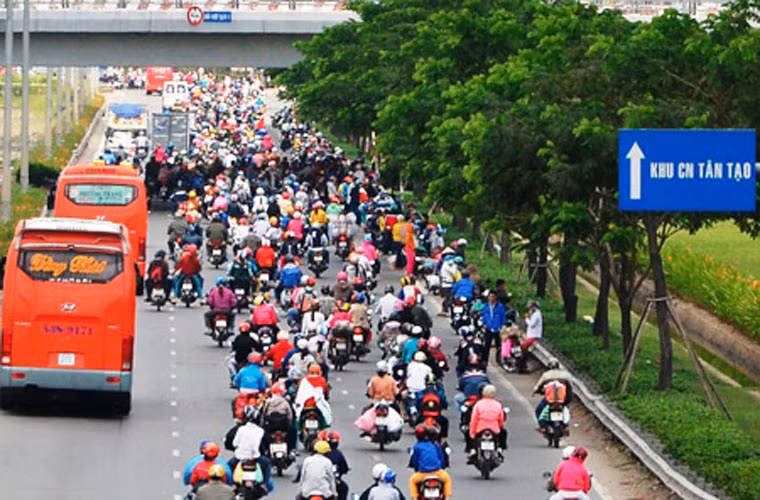 Trong khi đó tuyến cửa ngõ từ các tỉnh Miền Tây về trên QL1 cũng đông nghẹt phương tiện.