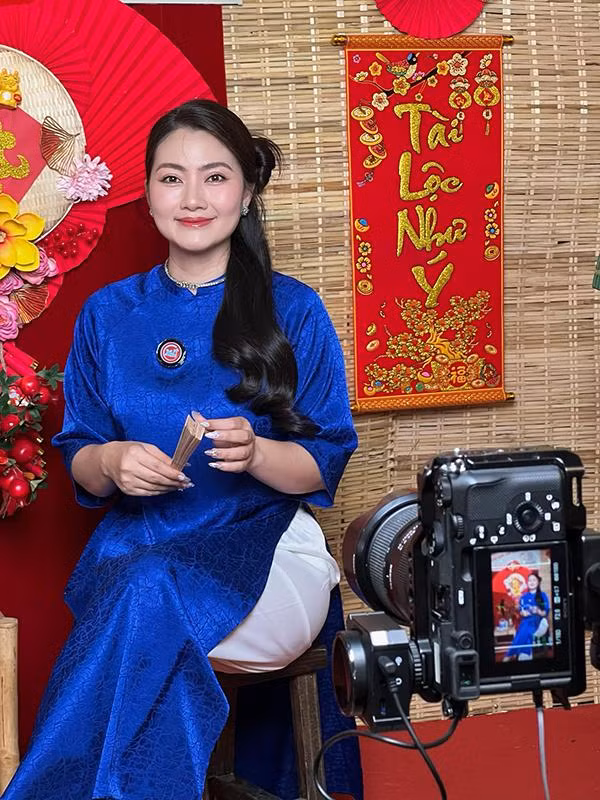 Nữ diễn viên sinh năm 1985 khiến nhiều khán giả không nhận ra mình trong hình tượng mới này. Ngoài việc tăng hơn 10kg do thời gian qua phải truyền nước, Ngọc Lan chấp nhận làm xấu mình với lối trang điểm già hơn hẳn so với tuổi, kèm theo những bộ váy phù hợp với độ tuổi trung niên.