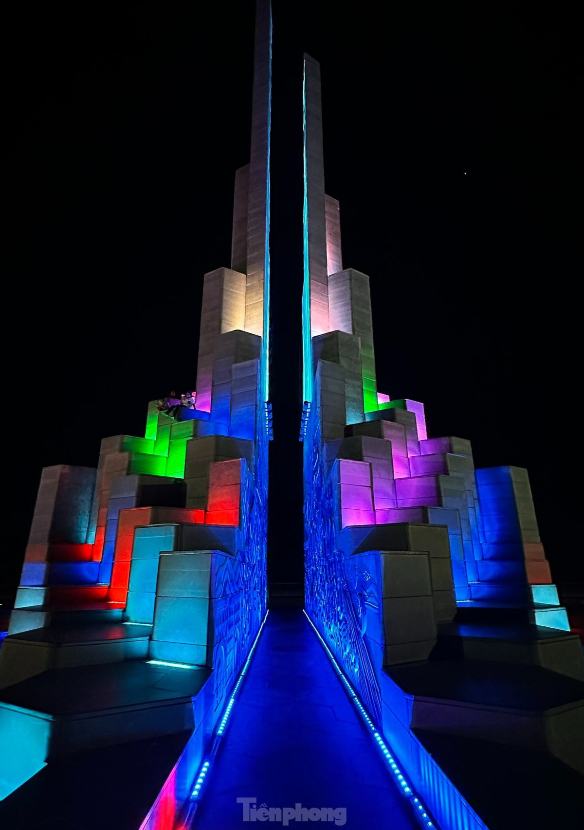 Được trang bị công nghệ chiếu sáng hiện đại, gồm hệ thống Bobine Tesia, laser có cường độ cao và 3D mapping, tháp Nghinh Phong luôn khiến những ai ghé đến phải sửng sốt.