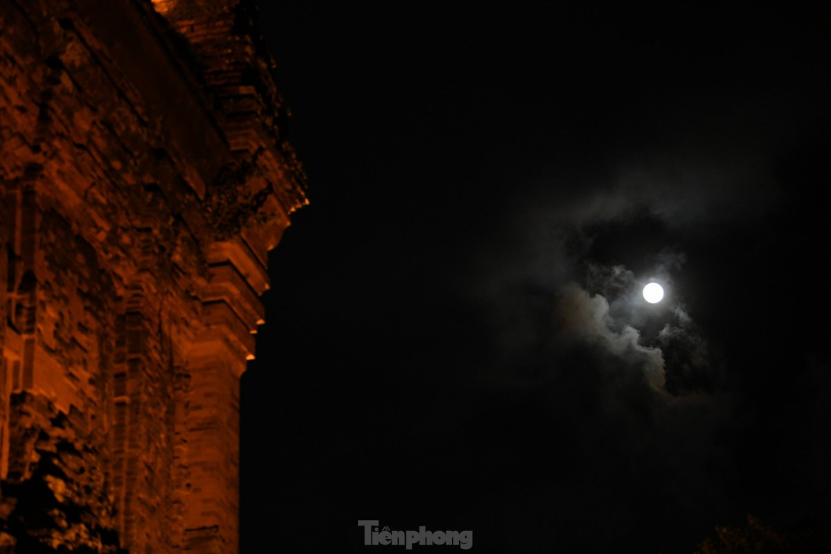Dưới ánh trăng, di tích cổ ngàn tuổi mang một màu sắc huyền bí, đồng thời mang đến cảm hứng cho nhiều thi sĩ. Đó là lý do cứ vào ngày rằm tháng Giêng Âm lịch hằng năm, Hội thơ Nguyên tiêu thường được tổ chức tại đây.