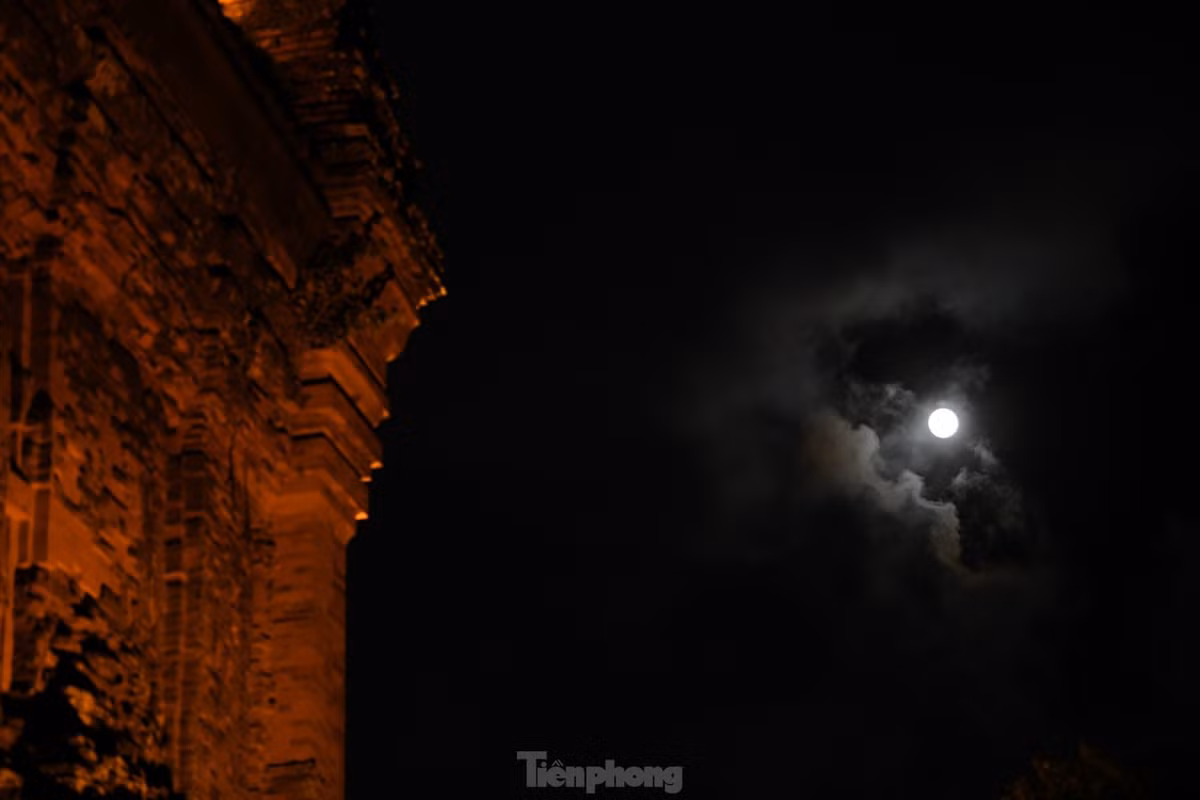 Dưới ánh trăng, di tích cổ ngàn tuổi mang một màu sắc huyền bí, đồng thời mang đến cảm hứng cho nhiều thi sĩ. Đó là lý do cứ vào ngày rằm tháng Giêng Âm lịch hằng năm, Hội thơ Nguyên tiêu thường được tổ chức tại đây.