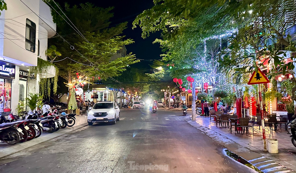 Cuộc sống về đêm ở Phú Yên khá nhộn nhịp, với nhiều nhà hàng, cà phê đẹp và đa dạng phong cách, để các du khách có thể vừa thưởng thức vừa có thể "sống ảo".