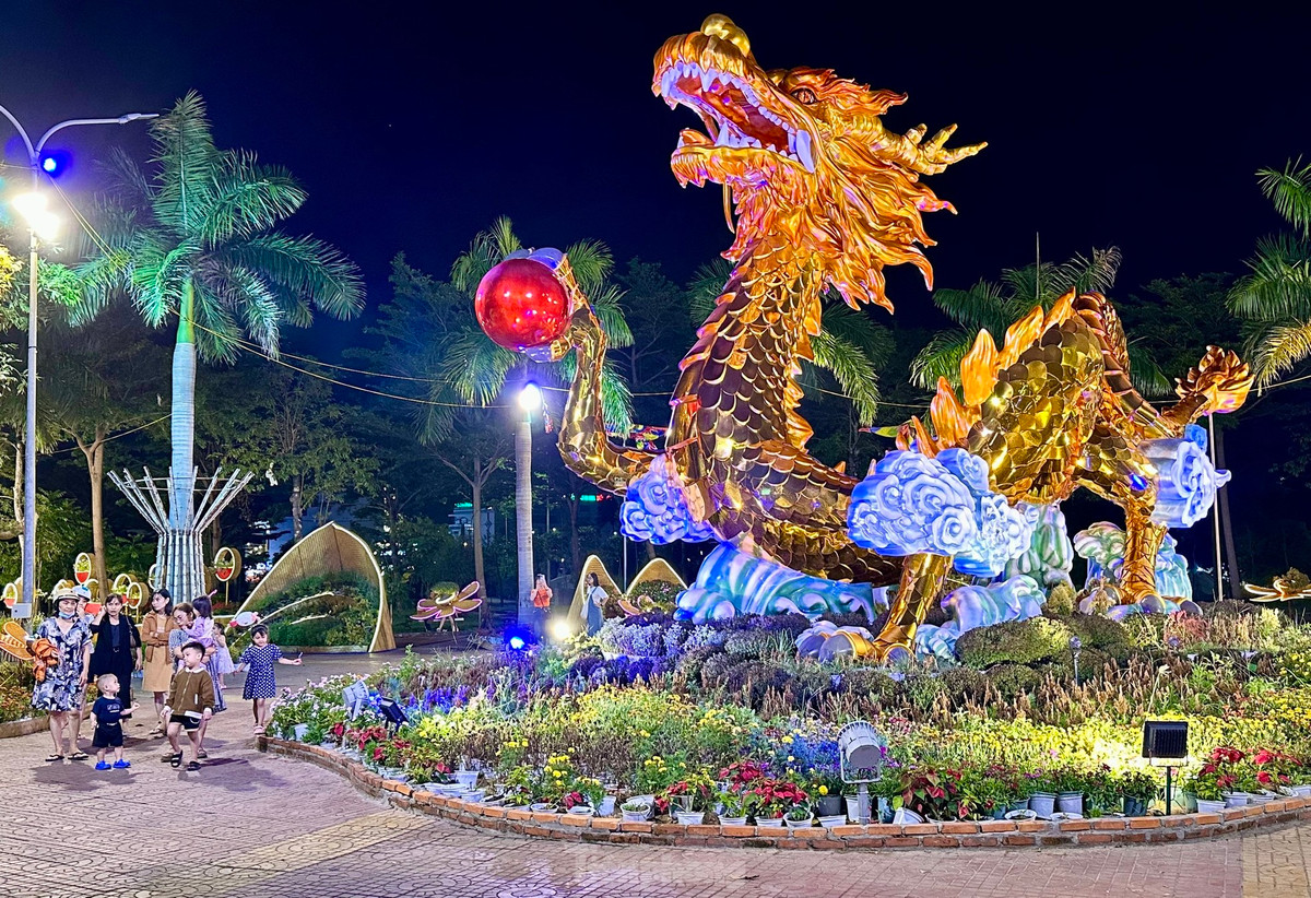 Ở trung tâm là linh vật rồng mang chủ đề "Tọa sơn hướng hải". Dưới ánh đèn màu, tất cả hiện lên vô cùng sống động.