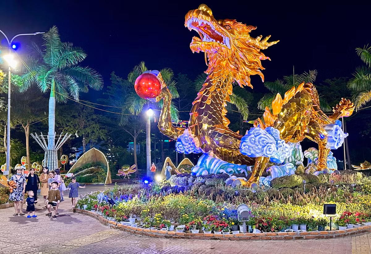 Ở trung tâm là linh vật rồng mang chủ đề "Tọa sơn hướng hải". Dưới ánh đèn màu, tất cả hiện lên vô cùng sống động.