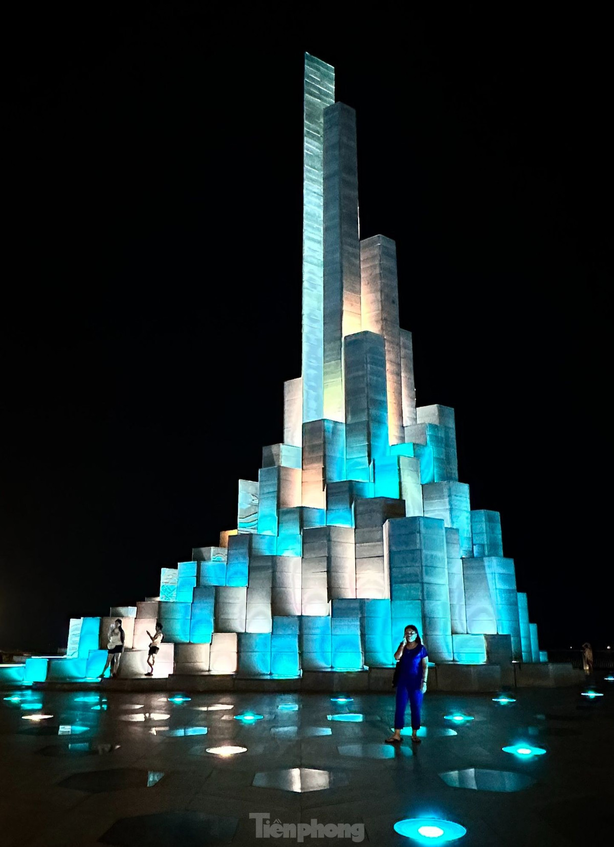 Tại TP. Tuy Hòa còn có một điểm checkin yêu thích khác, chính là tháp Nghinh Phong. Gần như mọi du khách khi đến Phú Yên, việc đầu tiên là phải tới công trình kiến trúc mang tính biểu tượng này.