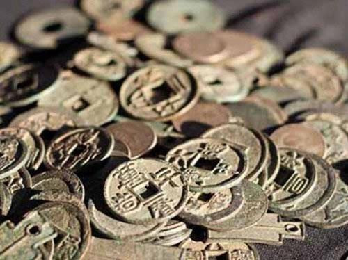 Theo sách "Tiền cổ Việt Nam", vua cuối cùng của chế độ phong kiến Việt Nam cho đúc tiền phát hành trong dân là Bảo Đại với loại tiền Bảo Đại thông bảo. Tiền Bảo Đại thông bảo bằng đồng, được dập lá đồng bằng máy, kích thước tiền nhỏ và mỏng. Người dân không coi trọng giá trị tiền này.