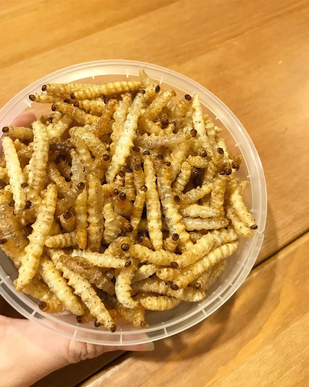  Sâu tre (Thái Lan): Thoạt nhìn, những con sâu lúc còn sống, ngọ nguậy hẳn sẽ khiến du khách rùng mình. Tuy nhiên, khi được chế biến, tẩm ướp kỹ càng, món ăn này chẳng khác gì món khoai tây chiên. Sâu tre là một trong những món ăn vặt độc đáo ở xứ chùa Vàng. Ảnh: Dodri.aum.