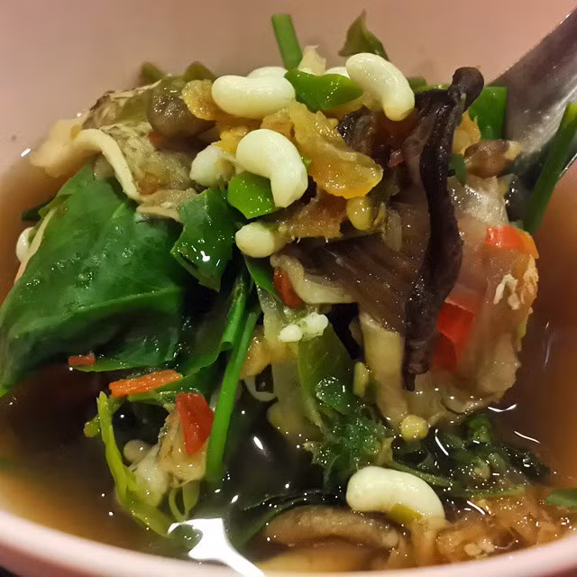  Súp trứng kiến: Món ăn mới nghe tên đã thấy nổi da gà này có thành phần từ kiến con, phôi kiến và trứng kiến. Súp trứng kiến có hương vị chua chua, được nấu cùng các loại rau củ khá lạ miệng. Đây được coi là đặc sản của một số quốc gia như Campuchia, Thái Lan... Ảnh: Jinjupearlkim.