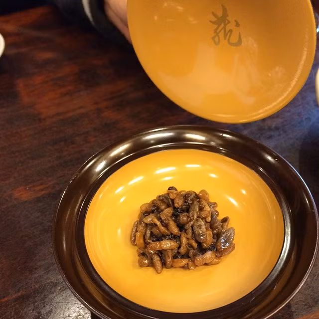  Hachinoko (Nhật Bản): Hachinoko là món khai vị đặc biệt bổ dưỡng của người Nhật. Món ăn được chế biến từ ấu trùng ong mật và ong vò vẽ, có vị ngọt thanh. Ấu trùng ong được đảo đều cùng nước tương đậu nành và đường đến khi khô quánh, giòn. Nếu có dịp đến thăm đất nước Mặt Trời mọc, bạn đừng quên thưởng thức món ăn độc đáo này. Ảnh: Nosolosushi. 