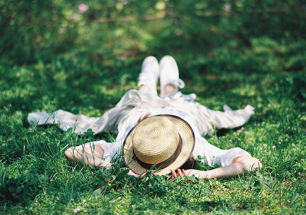  Tuổi Tý: Tử vi ngày 20/10/2020 khuyên tuổi Tý nên yên tâm lao động, làm việc vì ngày hôm nay là một ngày “bước chân phải” của bạn. Hãy yêu thương bản thân nhiều hơn bằng việc sắm vài bộ đồ đẹp cho ngày của chị em. Tình duyên như ý, hôm nay cùng người ấy đi mua sắm và cũng đừng quên gửi lời chúc tới người thân trong ngày này. Con số may mắn: 3, 6. Màu sắc may mắn: đỏ, trắng. Quý nhân phù trợ: Dậu, Thân. 