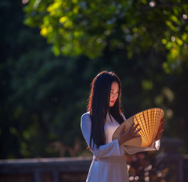 Thừa Thiên Huế thuộc khu vực Bắc Trung Bộ, từ năm 1975 cùng 2 tỉnh Quảng Bình và Quảng Trị hợp nhất thành Bình Trị Thiên. Theo quyết định ngày 30/6/1989 của Quốc hội khóa VIII tại kỳ họp thứ 5, ba tỉnh này lại được tách ra như cũ. Riêng tỉnh Thừa Thiên, sau khi tách mang tên gọi mới là Thừa Thiên Huế.