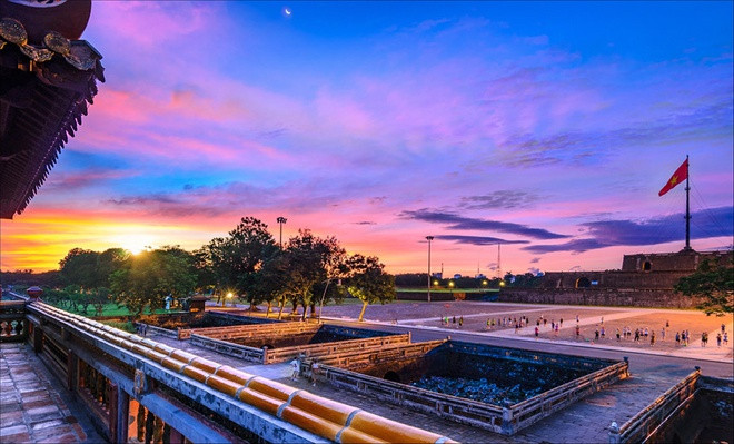 Nguyễn Phúc Ánh hay Nguyễn Ánh (Gia Long) là vua đầu tiên của triều Nguyễn. Sau khi lên ngôi năm 1802, ông chọn Phú Xuân (Huế) là kinh đô. Kinh đô Phú Xuân tồn tại đến năm 1945 khi vua Bảo Đại thoái vị.