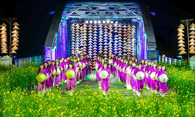 Tỉnh Thừa Thiên Huế có 9 đơn vị hành chính cấp huyện gồm thành phố Huế, 2 thị xã là Hương Thủy và Hương Trà, cùng 6 huyện: A Lưới, Nam Đông, Phong Điền, Quảng Điền, Phú Vang, Phú Lộc.