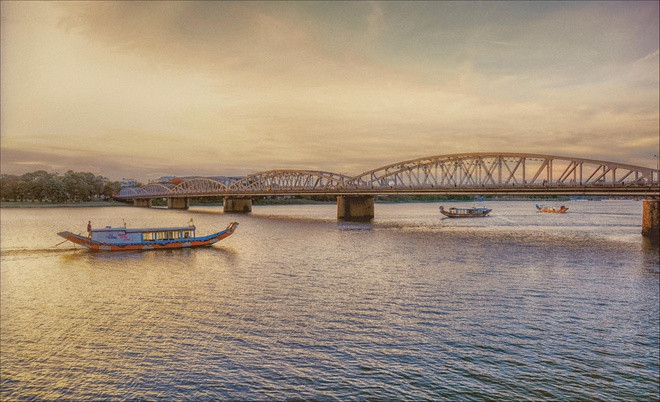 Huế chính là thành phố có tên ngắn nhất Việt Nam với chỉ 3 chữ cái. Thành phố này nằm hai bên bờ dòng sông Hương thơ mộng với một bên là bờ Bắc và một bên là bờ Nam.