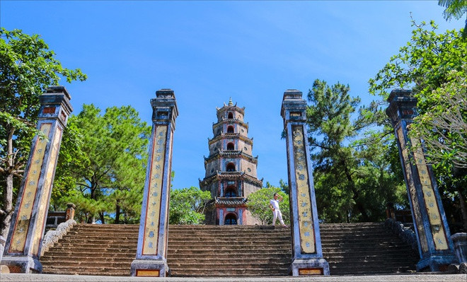 Chùa Thiên Mụ hay còn gọi là chùa Linh Mụ, là ngôi chùa cổ, danh thắng nổi tiếng của xứ Huế. Ngôi chùa nằm trên đồi Hà Khê, tả ngạn sông Hương, cách trung tâm thành phố Huế khoảng 5 km về phía Tây. Chùa Thiên Mụ chính thức khởi lập năm Tân Sửu (1601), đời chúa Tiên Nguyễn Hoàng - vị chúa Nguyễn đầu tiên ở Đàng Trong.