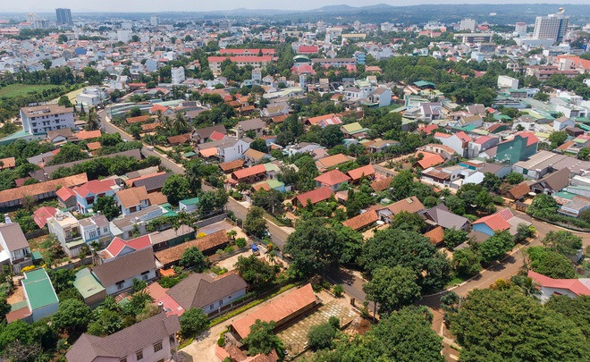 Năm 1995, trên cơ sở thị xã Buôn Ma Thuột, Chính phủ ra Nghị định thành lập TP Buôn Ma Thuột trực thuộc tỉnh Đắk Lắk, đến nay vừa tròn 25 năm. Ngoài TP Buôn Ma Thuột, Đắk Lắk hiện có thị xã Buôn Hồ cùng 13 huyện: Buôn Đôn, Cư Kuin, Cư M'Gar, Ea H'Leo, Ea Kar, Ea Súp, Krông Ana, Krông Bông, Krông Búk, Krông Năng, Krông Pắc, Lắk và M'Drắk. Ảnh: Phạm Ngôn.