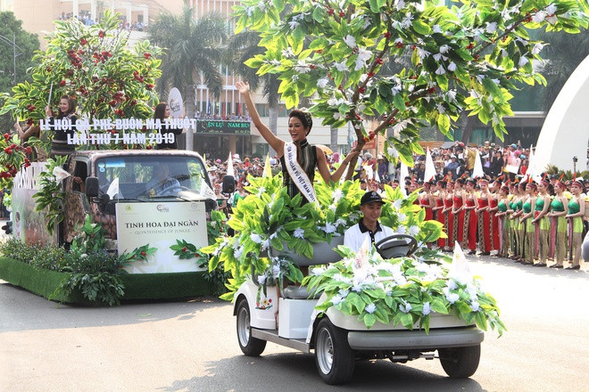 Theo Cổng TTĐT Đắk Lắk, tên gọi Buôn Ma Thuột bắt nguồn từ tiếng Ê Đê, nghĩa là bản/làng (tức buôn) của Ama Thuột, gọi tắt là Buôn Ma Thuột. Ama nghĩa là cha. Các nhà nghiên cứu cho rằng Ama Thuột là vị tù trưởng có công lập ra buôn làng đầu tiên bên bờ suối Ea Tam, để rồi từ đây hình thành nên các buôn làng xung quanh, phát triển thành TP Buôn Ma Thuột ngày nay. Ảnh: Tây Nguyên.