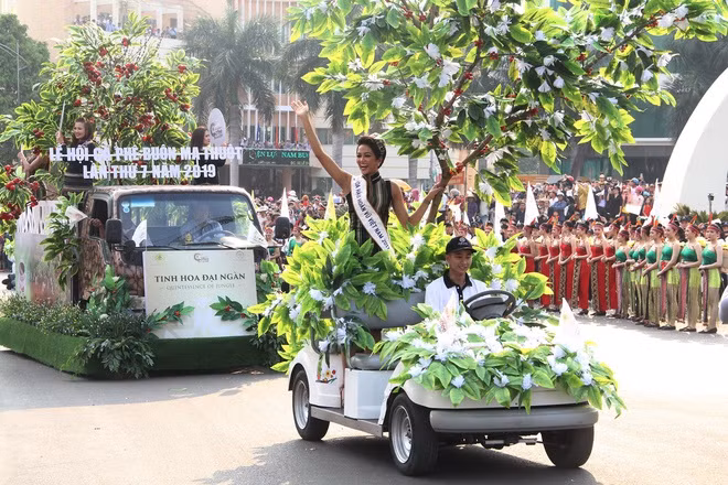 Theo Cổng TTĐT Đắk Lắk, tên gọi Buôn Ma Thuột bắt nguồn từ tiếng Ê Đê, nghĩa là bản/làng (tức buôn) của Ama Thuột, gọi tắt là Buôn Ma Thuột. Ama nghĩa là cha. Các nhà nghiên cứu cho rằng Ama Thuột là vị tù trưởng có công lập ra buôn làng đầu tiên bên bờ suối Ea Tam, để rồi từ đây hình thành nên các buôn làng xung quanh, phát triển thành TP Buôn Ma Thuột ngày nay. Ảnh: Tây Nguyên.