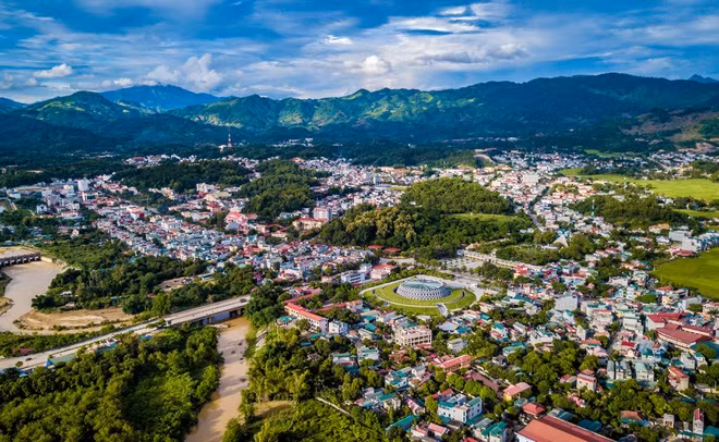  TP Điện Biên Phủ hiện là tỉnh lỵ của Điện Biên, thuộc khu vực trung du và miền núi phía Bắc theo phân vùng của Tổng cục Thống kê. Ngoài TP Điện Biên Phủ, Điện Biên còn có thị xã Mường Lay cùng 8 huyện: Điện Biên (trùng tên tỉnh), Điện Biên Đông, Mường Ảng, Mường Chà, Mường Nhé, Nậm Pồ, Tủa Chùa và Tuần Giáo. Ảnh: Du Lịch Điện Biên.