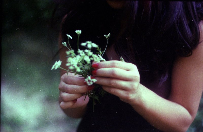  Tuổi Dậu: Hôm nay cảnh báo tuổi Dậu họa thị phi về tình cảm. Tình yêu này không bền vững cũng vì bạn luôn đa nghi. Sự ghen tuông sẽ khiến cho 2 bạn xa nhau dần đó. Tiền bạc hanh thông nên lập kế hoạch tiết kiệm và đầu tư làm ăn hợp lý nhé. Nếu như thời gian này có người mời đầu tư thì nên suy nghĩ nghiêm túc. Màu sắc may mắn: Màu xanh, cam. Con số may mắn: 2, 4. Quý nhân phù trợ: Thân, Mùi. 