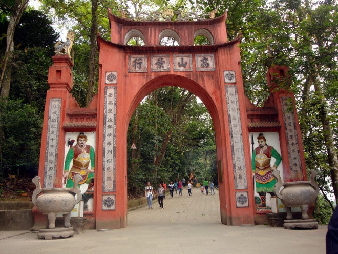 Theo sách “Đại Nam hội điển sự lệ”, ngày 25/7/1917, Tuần phủ Phú Thọ là Lê Trung Ngọc có văn bản dâng lên Bộ Lễ triều đình Nguyễn xin lấy ngày 10/3 Âm lịch làm ngày tổ chức lễ hội các vua Hùng. Đề xuất này về sau được vua Khải Định chấp nhận. Từ đó, mùng 10/3 Âm lịch hàng năm được chọn làm ngày Giỗ tổ Hùng Vương.