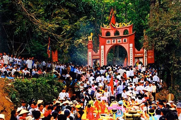 Các hoạt động tưởng nhớ nhân dịp Giỗ tổ Hùng Vương được tổ chức hàng năm vào mùng 10/3 Âm lịch tại Đền Hùng ở xã Hy Cương thành phố Việt Trì, tỉnh Phú Thọ và được người dân Việt Nam trên toàn thế giới kỷ niệm.