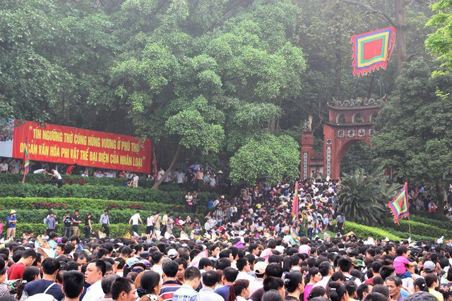 Đền Hùng là tên gọi khái quát của Khu di tích lịch sử Đền Hùng - quần thể đền chùa thờ phụng các Vua Hùng và tôn thất của nhà vua trên núi Nghĩa Lĩnh ở thành phố Việt Trì (Phú Thọ). Theo các tư liệu lịch sử, nền móng ngôi đền bắt đầu được xây dựng dưới thời vua Đinh Tiên Hoàng (968-979).