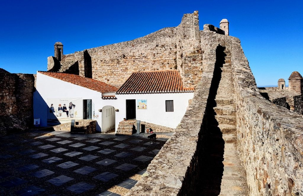 Ngôi làng được đặt tên bởi Ibn Marwan vào thế kỷ thứ 8. Ông đã gia cố các bức tường và xây dựng lâu đài. Điểm ấn tượng đầu tiên khi tới đây là hệ thống tường thành kiên cố bao bọc quanh ngôi làng. Dù ở vị trí cao, nước ngọt vẫn được cung cấp dồi dào. Người dân trong làng thường lấy dùng chung ở vòi nước công cộng.