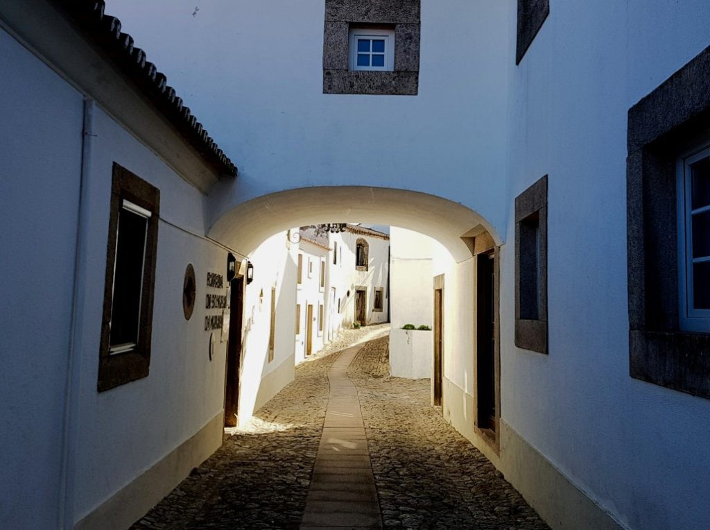 Lễ hội hạt dẻ lớn thu hút du khách vào đầu tháng 11. Tới đây vào khoảng thời gian này, bạn sẽ được thưởng thức nhiều đặc sản được làm từ hạt dẻ. Những ngôi nhà san sát trên con đường nhỏ hẹp tựa như mê cung. Du khách ghé thăm ngôi làng thường dạo bộ để cảm nhận vẻ cổ kính của nơi đây.