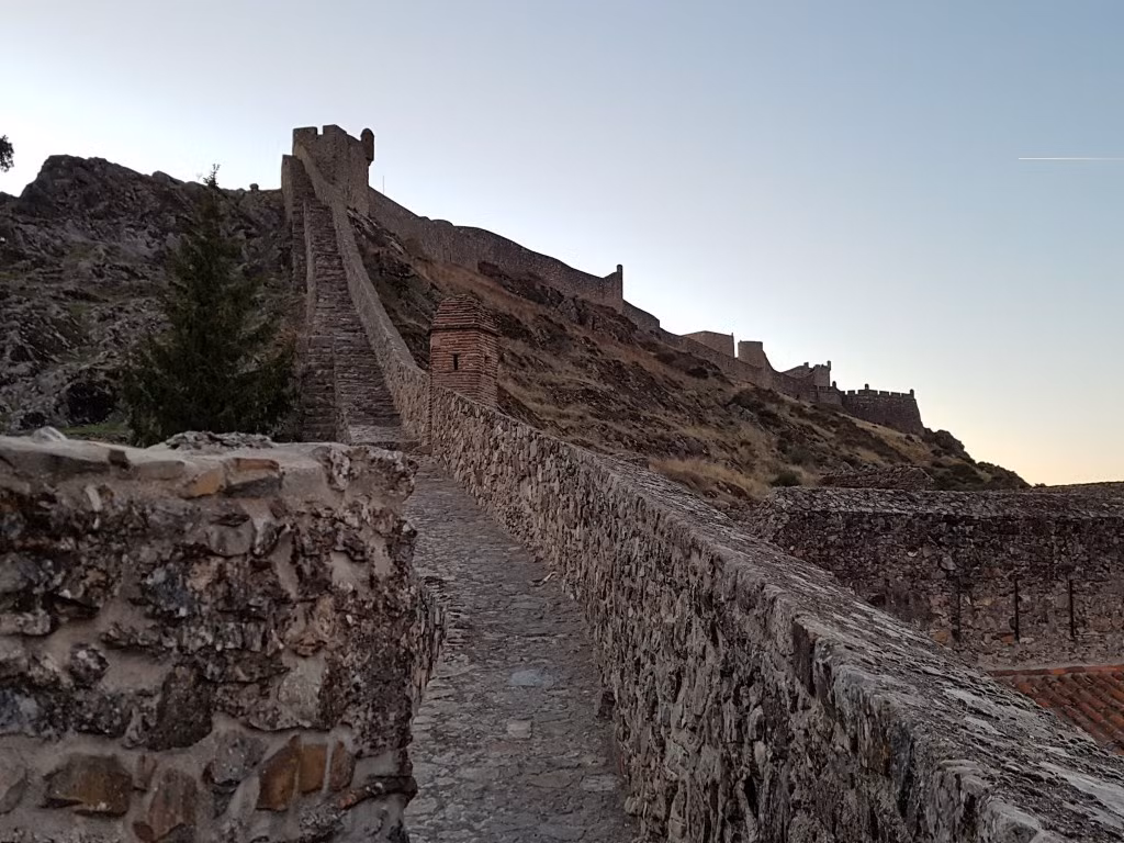 Ngôi làng đã thu hút sự quan tâm của khách du lịch trong những năm gần đây bởi kiến trúc độc đáo, phong cảnh đẹp. Nơi đây còn được đưa vào cuốn sách bán chạy số một của New York Times - "1000 địa điểm để xem trước khi bạn chết". Trên diện tích 154,9 km2, ngôi làng là nơi sinh sống của hơn 3.500 người.