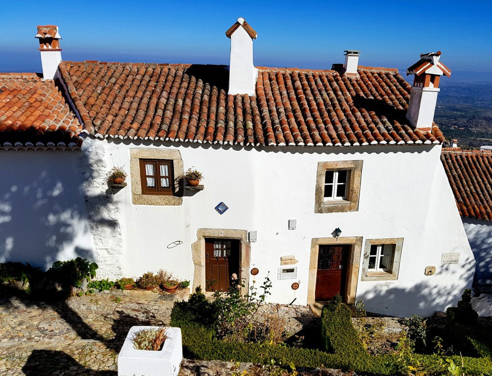 Ngoài lâu đài, bảo tàng, nhà thờ cũng là địa điểm du lịch dành cho những người muốn tìm hiểu lịch sử của ngôi làng. Bảo tàng duy nhất của ngôi làng là nơi trưng bày nhiều đồ cổ được khai quật từ xa xưa. Tới nhà thờ Santa Maria, bạn sẽ được chiêm ngưỡng những bức tường Azuregio tuyệt đẹp.