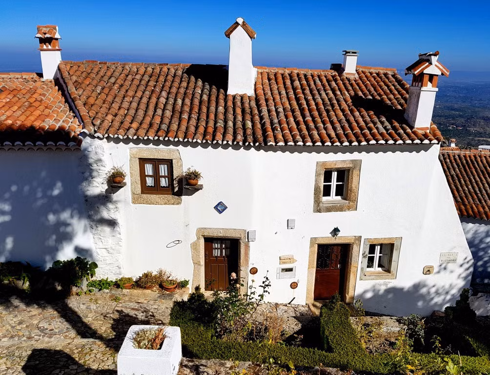 Ngoài lâu đài, bảo tàng, nhà thờ cũng là địa điểm du lịch dành cho những người muốn tìm hiểu lịch sử của ngôi làng. Bảo tàng duy nhất của ngôi làng là nơi trưng bày nhiều đồ cổ được khai quật từ xa xưa. Tới nhà thờ Santa Maria, bạn sẽ được chiêm ngưỡng những bức tường Azuregio tuyệt đẹp.