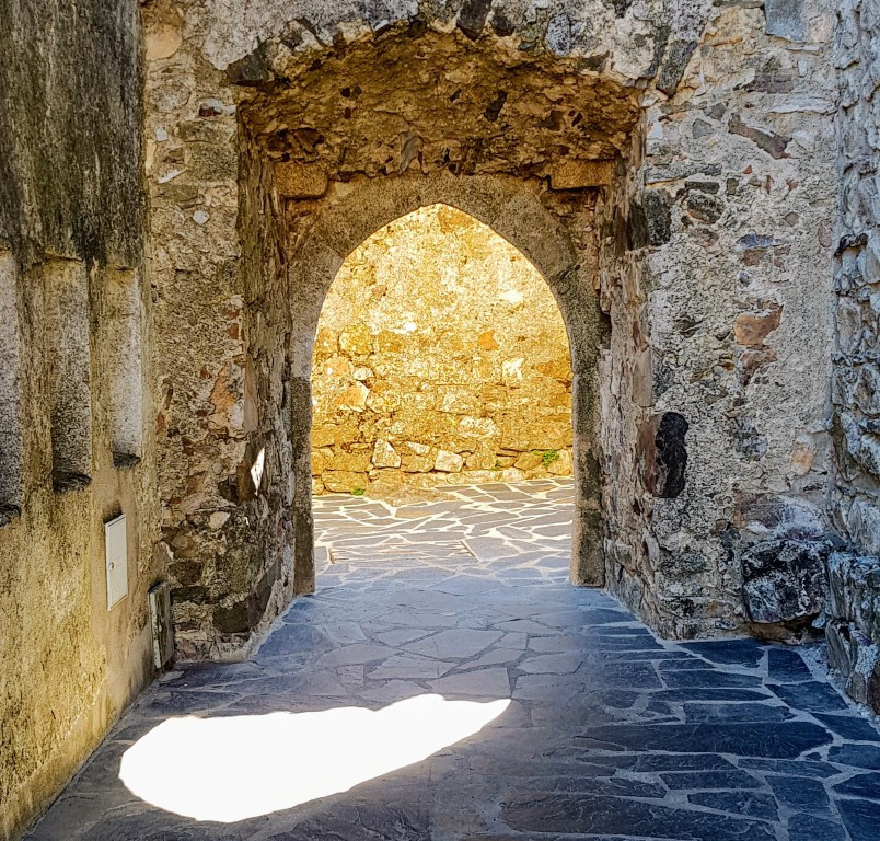 Nằm gần biên giới Tây Ban Nha, trên ngọn núi đá cao 843 m, Marvao là ngôi làng thuộc tỉnh Portalegre. Bước qua cánh cổng bằng đá, du khách sẽ được chiêm ngưỡng vùng đất yên bình với những ngôi nhà, bức tường sơn trắng chủ đạo. Ngôi làng còn có tên gọi khác là "tổ của đại bàng".