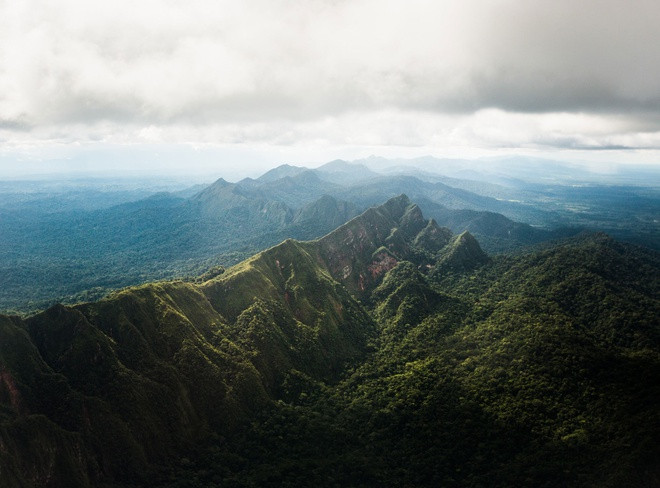 Điểm dừng chân của Paley là một bộ lạc sống ven sông Maniqui. Sau hai ngày men theo con nước đang dâng cao trong mùa lũ, họ tới nơi sinh sống của người Tsimane, sâu trong lãnh thổ Bolivia. Không điện, không nước sạch và không có sóng điện thoại, cuộc sống ở đây tách biệt gần như hoàn toàn với thế giới bên ngoài.