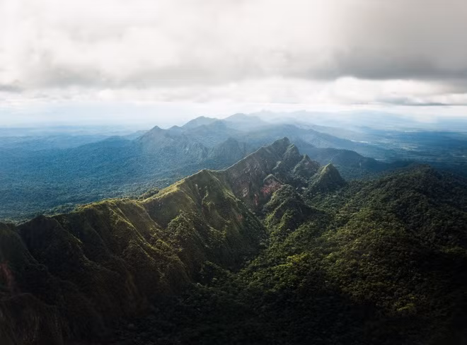 Điểm dừng chân của Paley là một bộ lạc sống ven sông Maniqui. Sau hai ngày men theo con nước đang dâng cao trong mùa lũ, họ tới nơi sinh sống của người Tsimane, sâu trong lãnh thổ Bolivia. Không điện, không nước sạch và không có sóng điện thoại, cuộc sống ở đây tách biệt gần như hoàn toàn với thế giới bên ngoài.