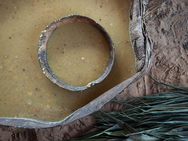 Chicha là tên món đồ uống có cồn mà người Tsimane lên men từ sắn. Enzymes trong nước bọt được sử dụng để bắt đầu quá trình lên men. Chính vì thế, người ta phải nhai miếng sắn và nhổ nó trở lại bát để quá trình này bắt đầu diễn ra.