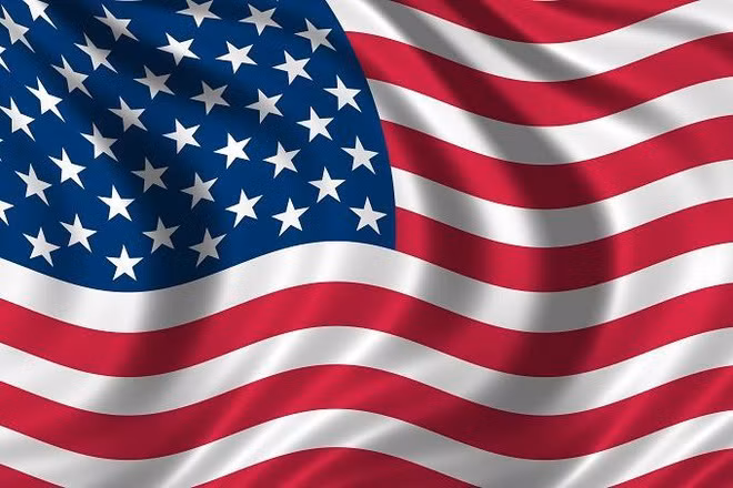 Theo Theo Telegraph, quốc kỳ nước Mỹ có hai phần. Một phần nhỏ ở góc trái trên cùng có hình ảnh của 50 ngôi sao trên nền màu xanh dương, tượng trưng cho 50 tiểu bang hiện tại. Phần chính gồm 7 sọc đỏ và 6 sọc trắng, tượng trưng cho 13 tiểu bang sơ khai ban đầu.